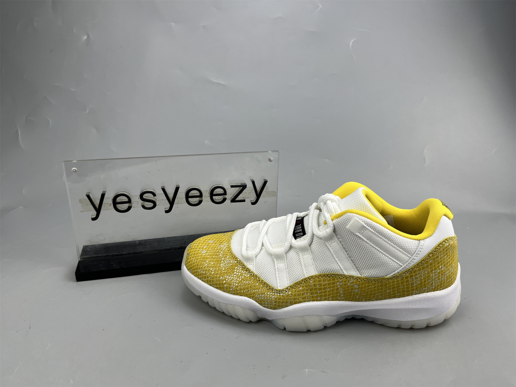 UA WMNS AIR JORDAN 11 RETRO LOW 