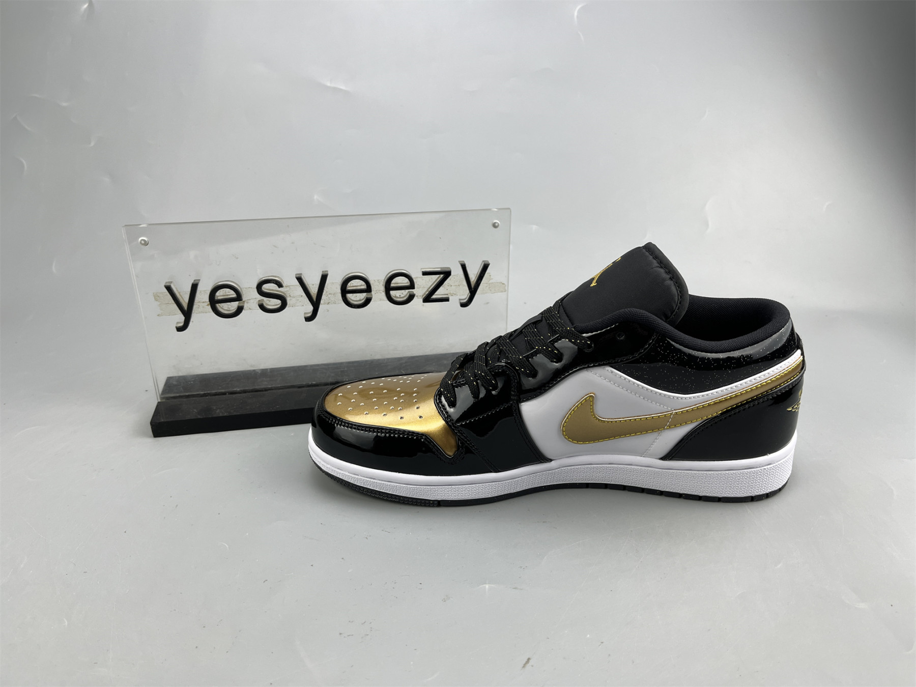 UA AIR JORDAN 1 LOW SE GS 