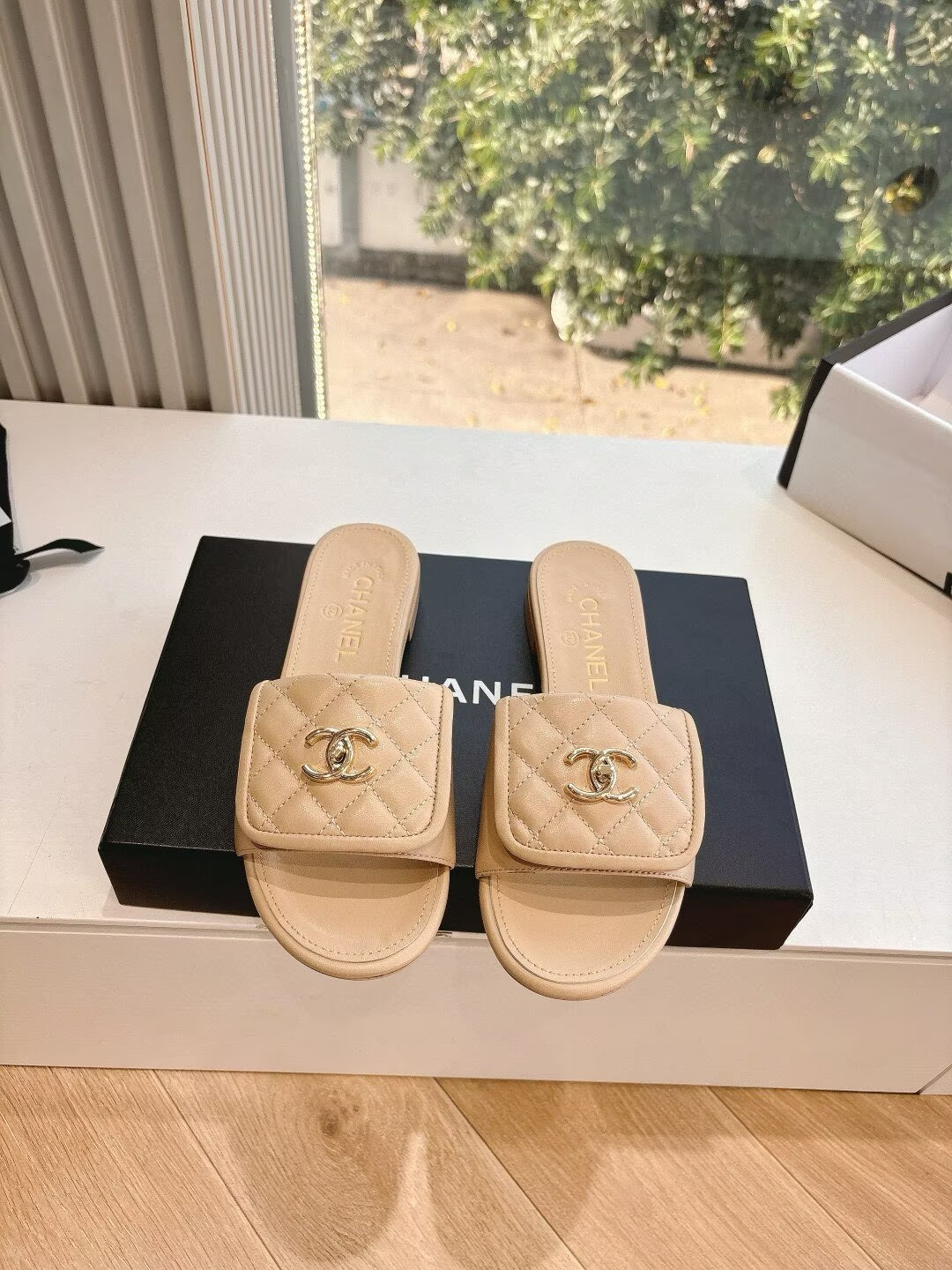ua Ch**el slippers
