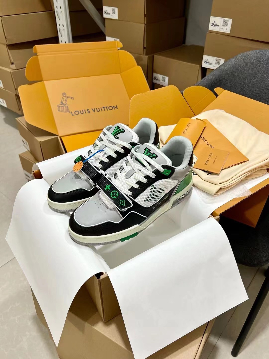 UA L0vis Vvtt0n LV Trainer Monogram strap Black White Green
