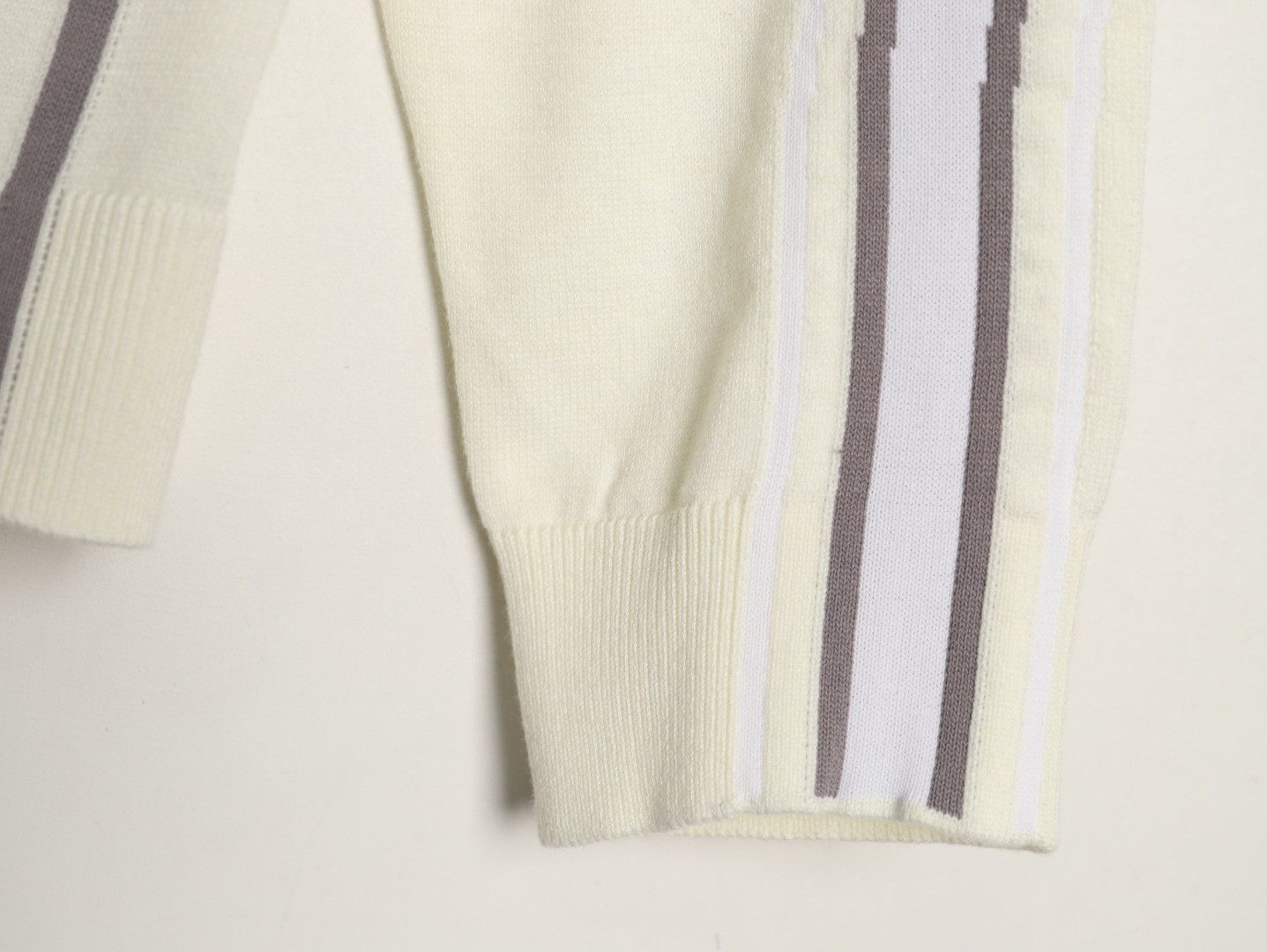 L0vis Vvtt0n Sweaters