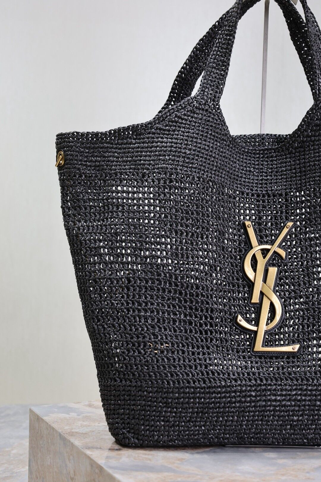 Y51 ICARE IN RAFFIA 37-55x43x5cm