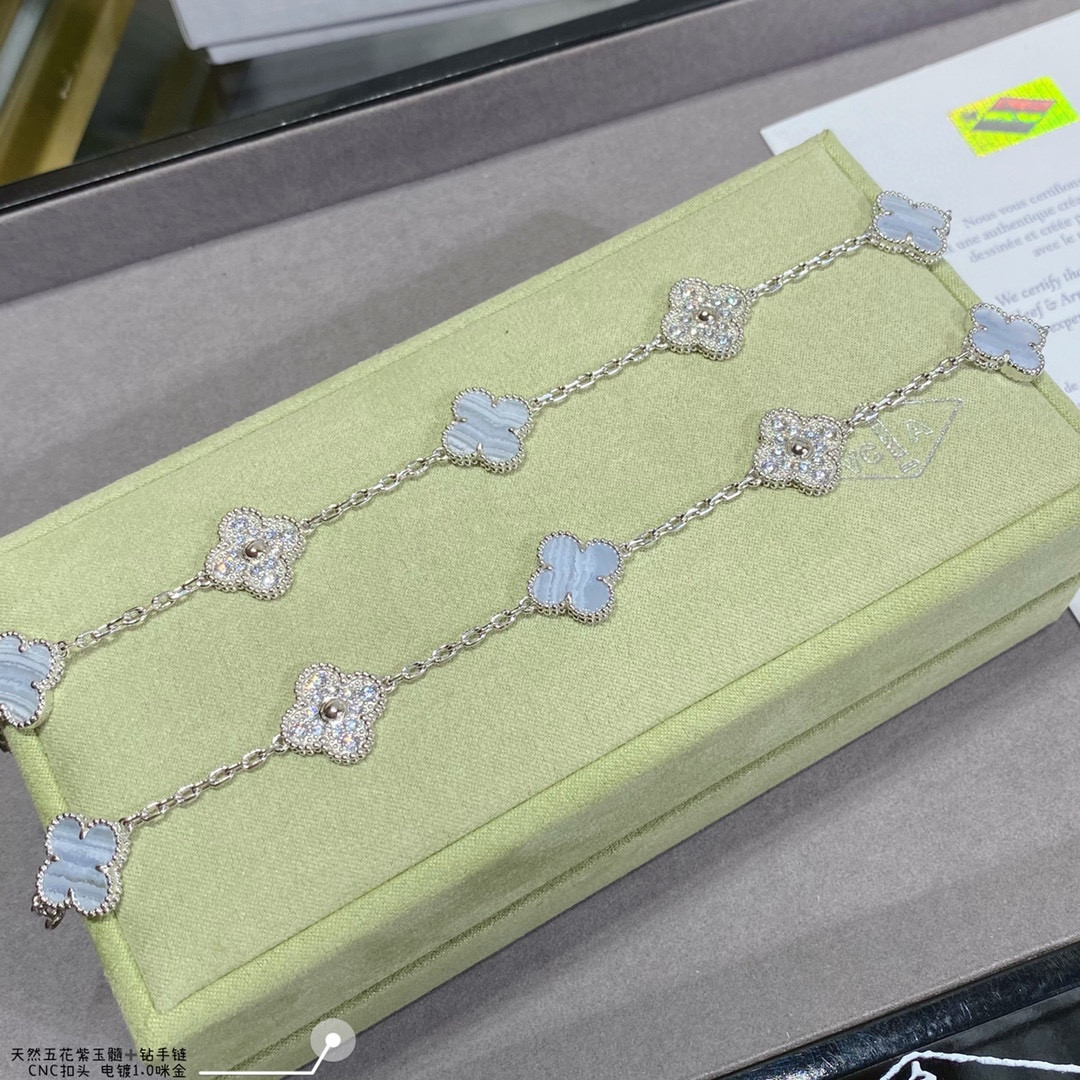 V*n Cl**f & Arpels Natural purple chalcedony interval D1am0nd five-flower four-leaf clover Bracelet