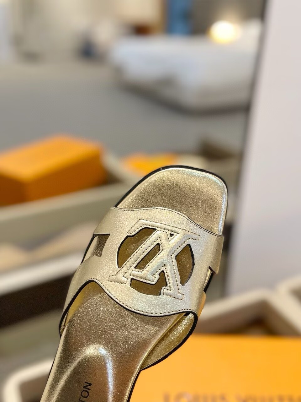 UA LV Isola Flat Mule