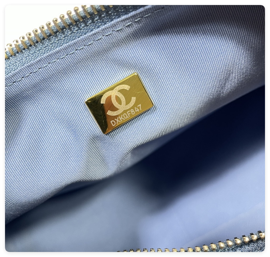 ch**el cruise 2024/25 large hobo bag washed De*1m & gold-tone metal blue 22x 31x 15cm