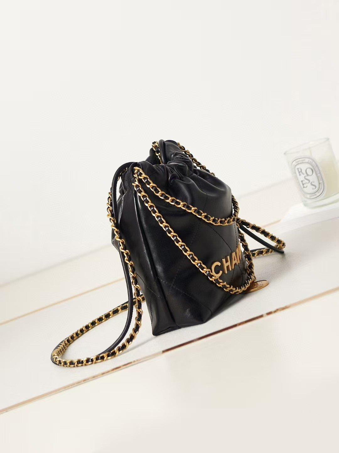 Ch**el 22 MINI HANDBAG Shiny Calfskin black 20 × 19 × 6 cm