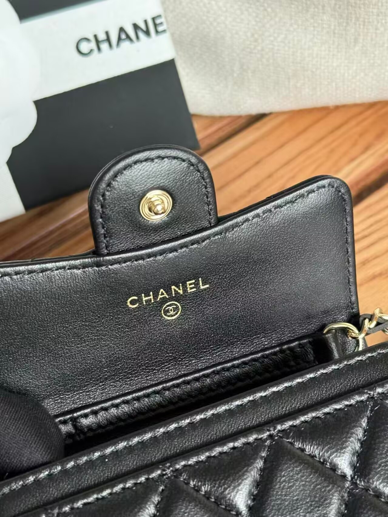 Ch**el Wallet on Chain 11x7.5x2cm
