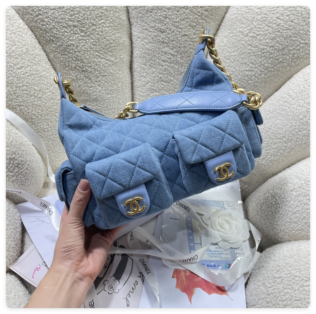 ch**el cruise 2024/25 large hobo bag washed De*1m & gold-tone metal blue 22x 31x 15cm