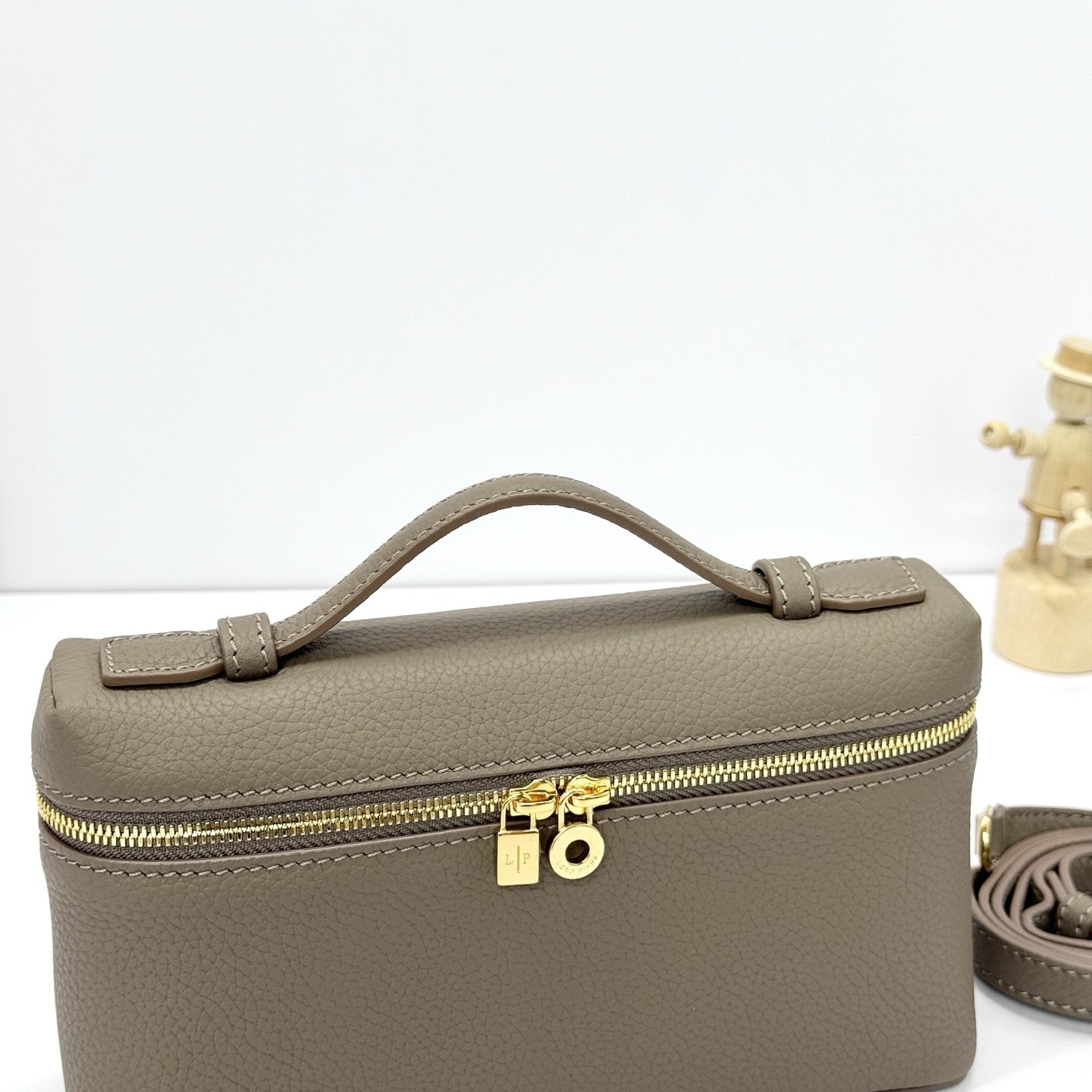 L0r0 P1ana Extra Pocket L19 Grained Calfskin 11 x 19 x 6.5 cm