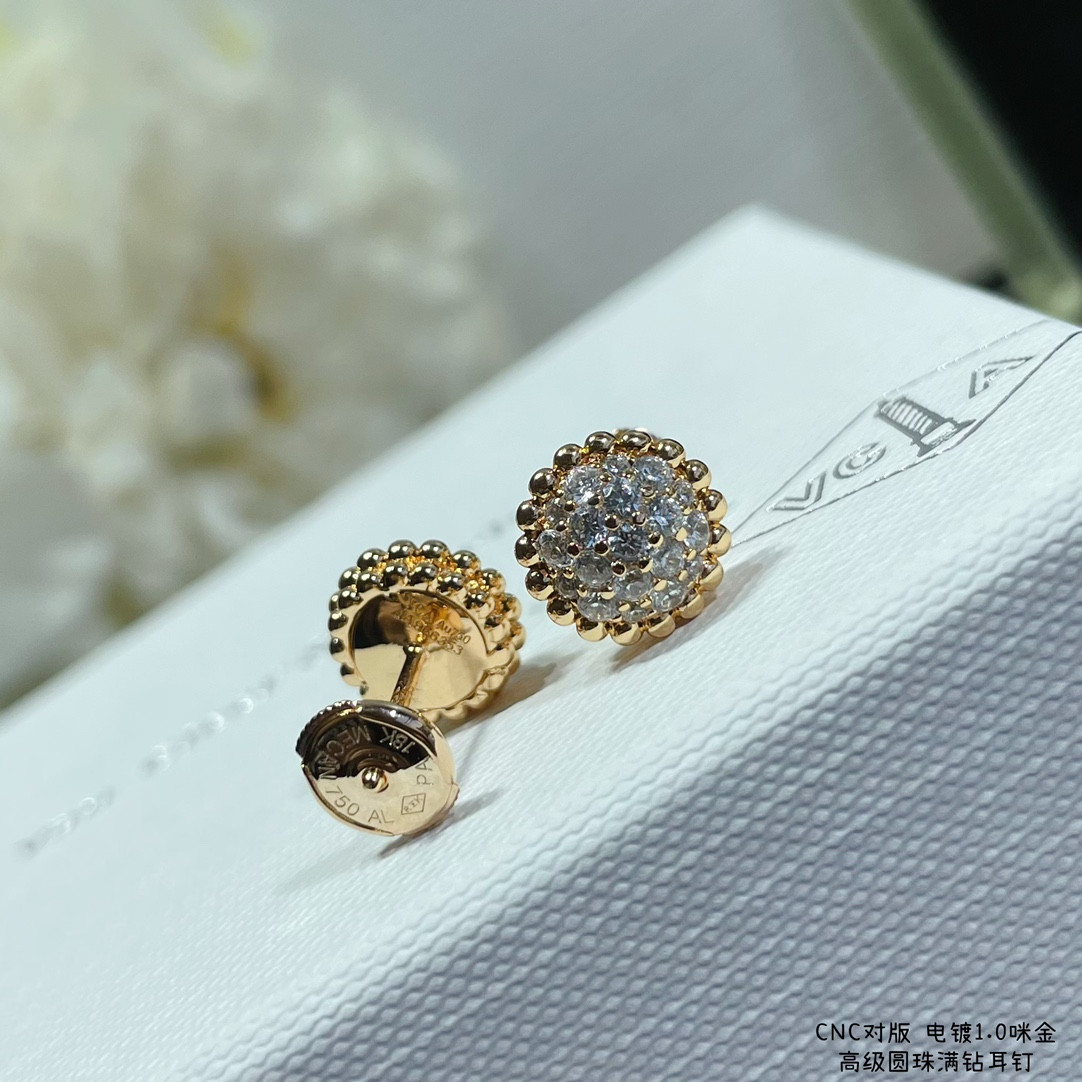 V*n Cl**f & Arpels round bead full D1am0nd earrings