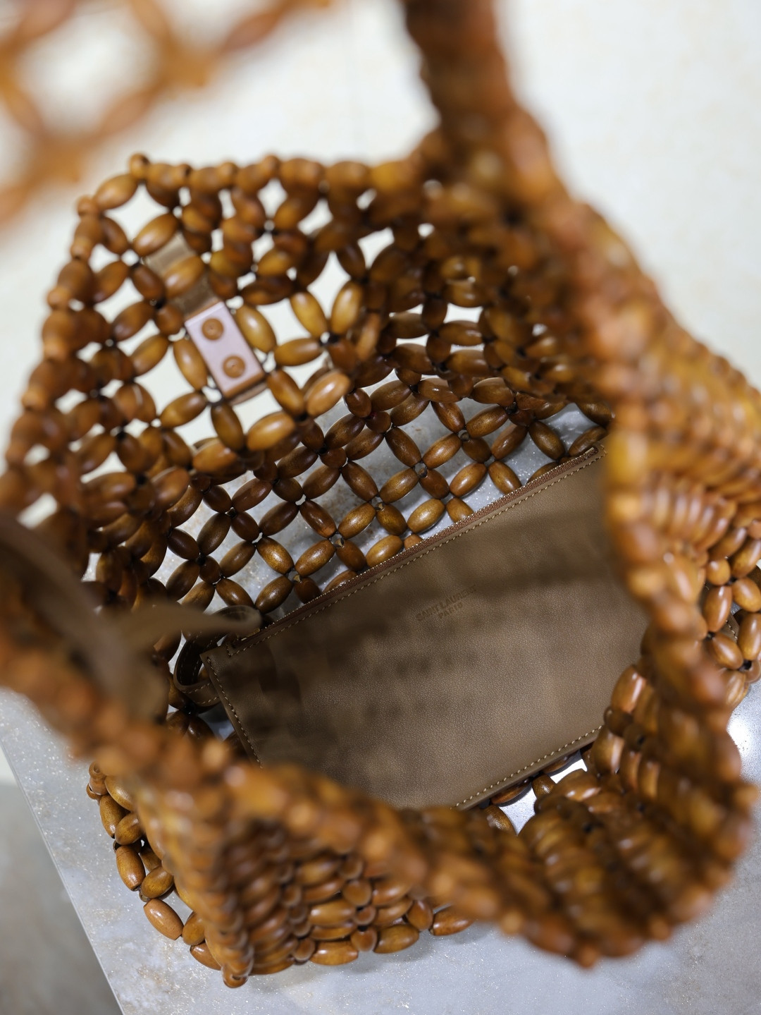 Y51 LE 5 à 7 large in wood beads 30x35x10cm
