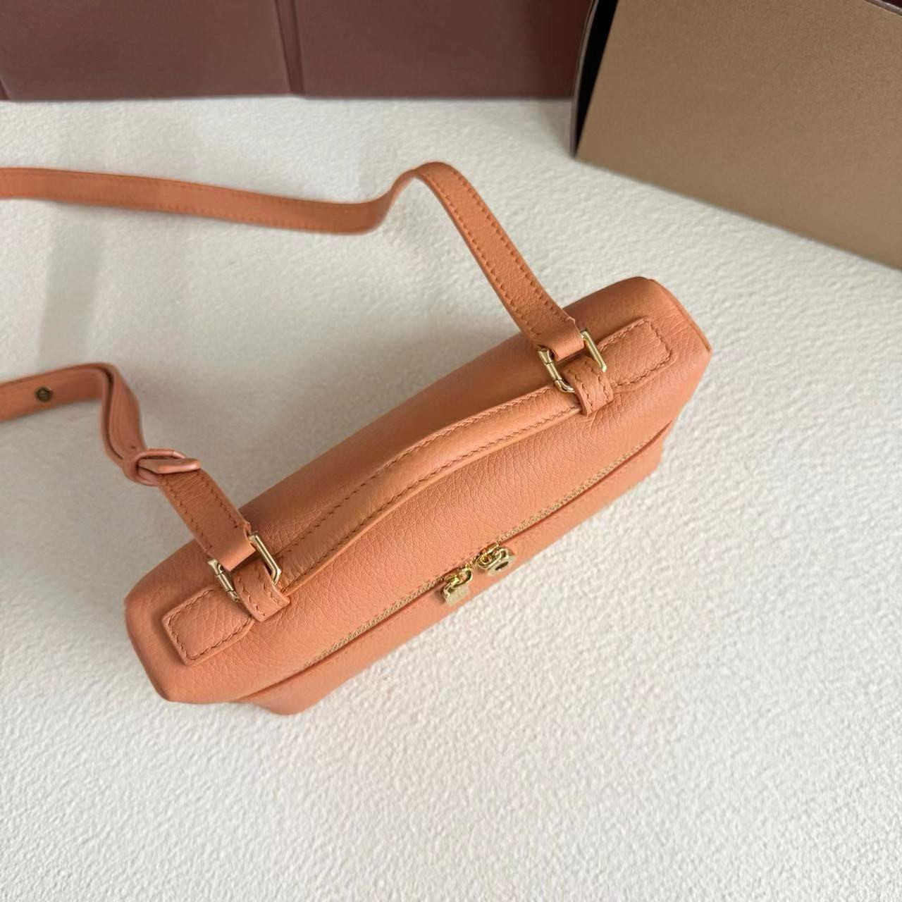 L0r0 P1ana Extra Pocket L19 Grained Calfskin 11 x 19 x 6.5 cm