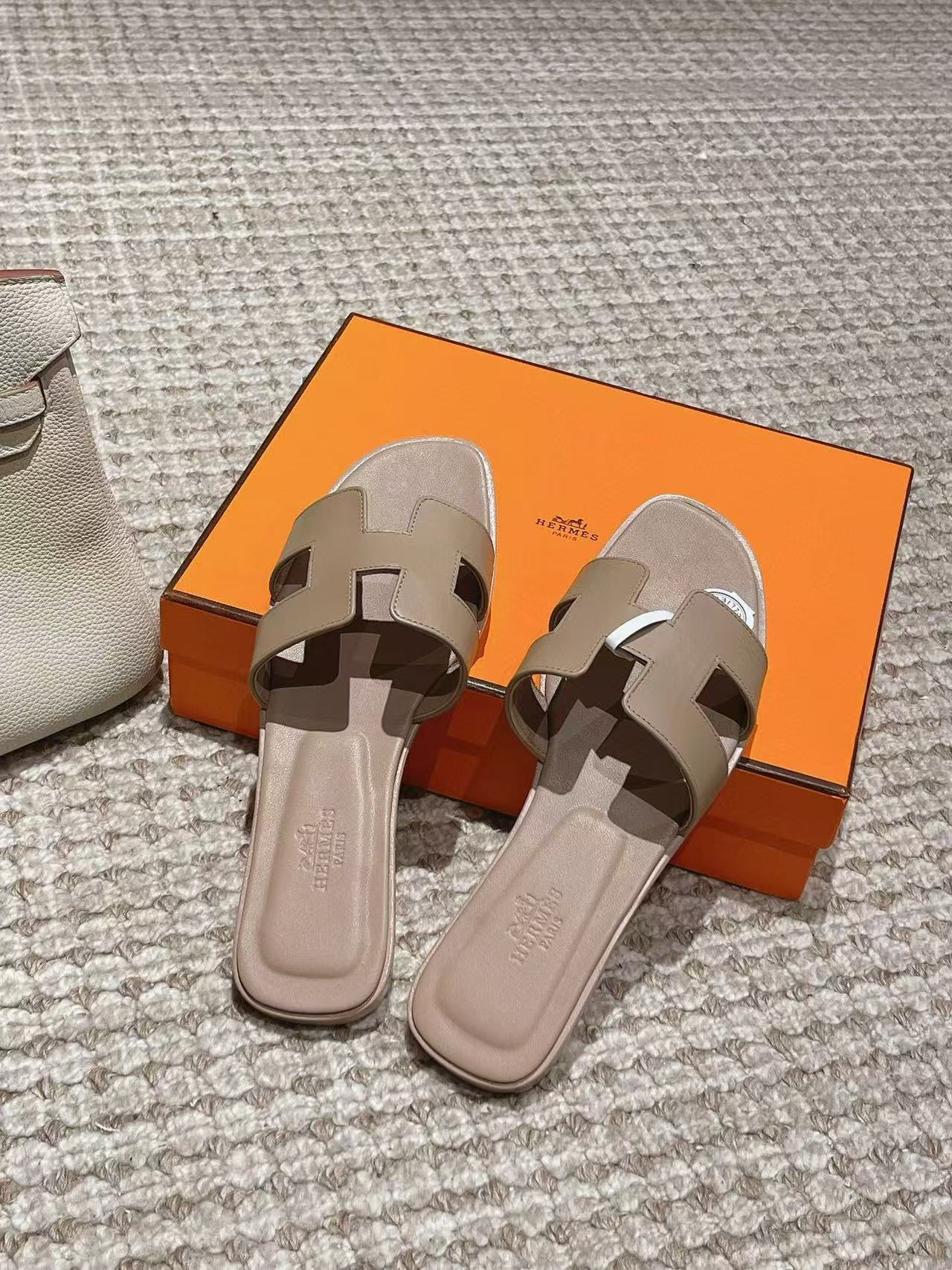 UA H**me5 Oran sandal