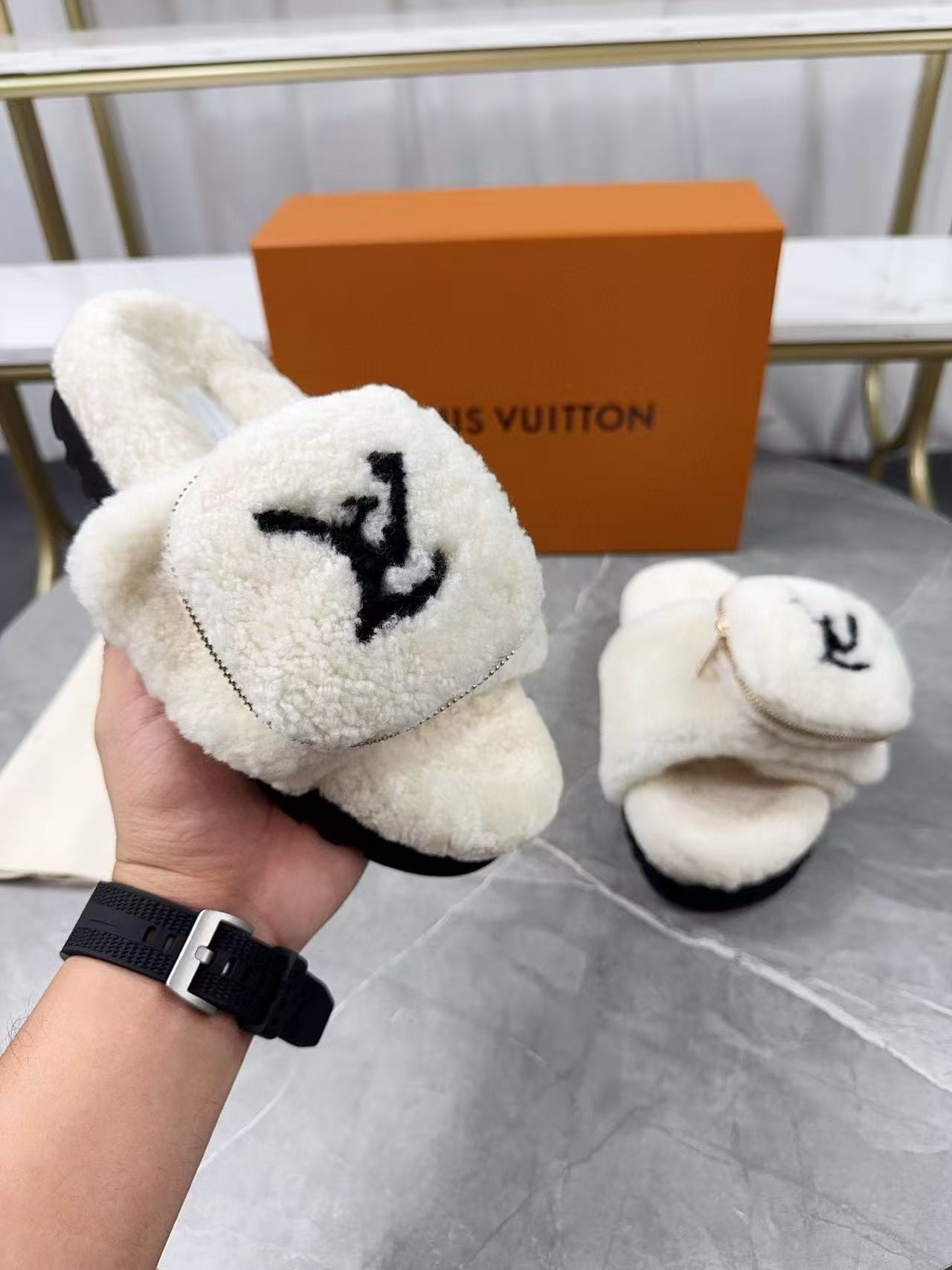 UA LV Slippers