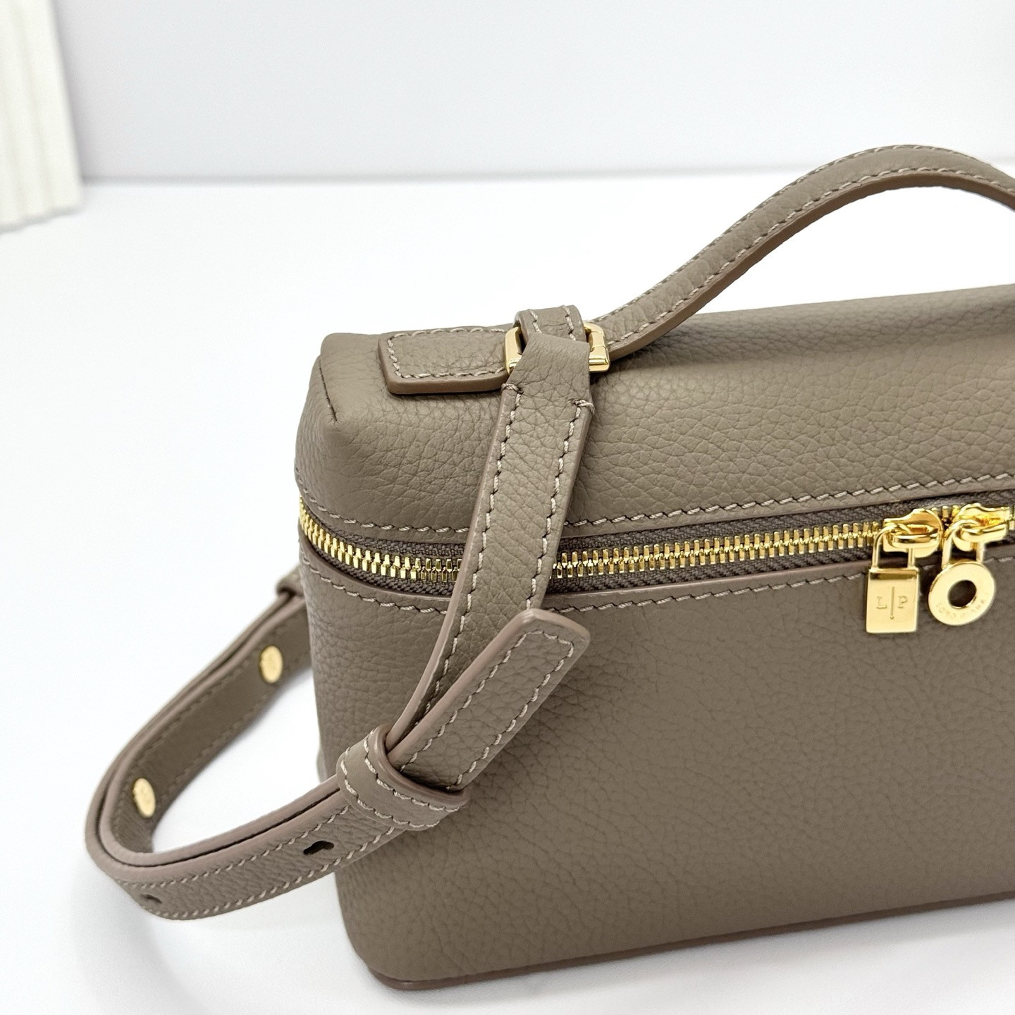 L0r0 P1ana Extra Pocket L19 Grained Calfskin 11 x 19 x 6.5 cm