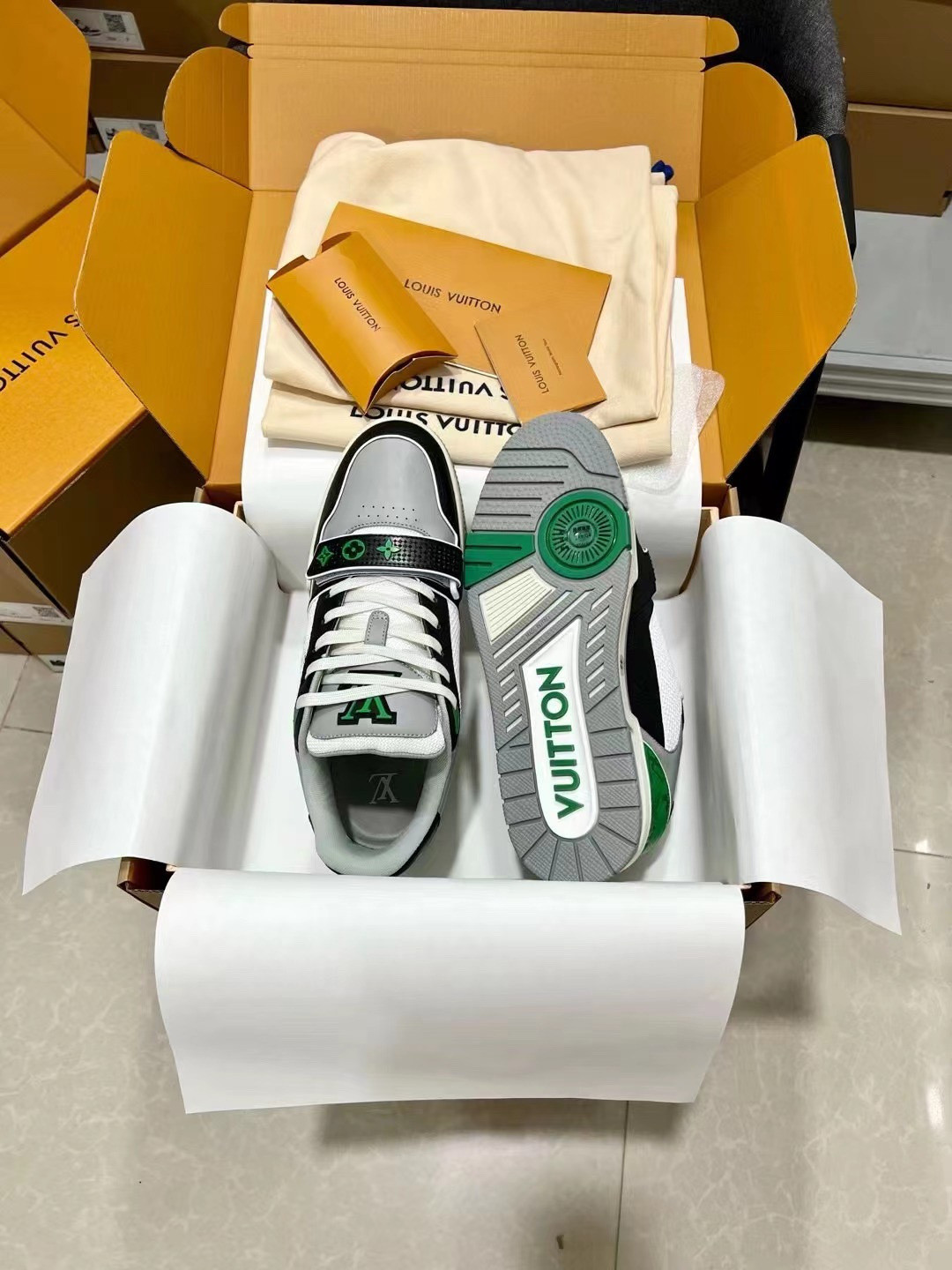 UA L0vis Vvtt0n LV Trainer Monogram strap Black White Green