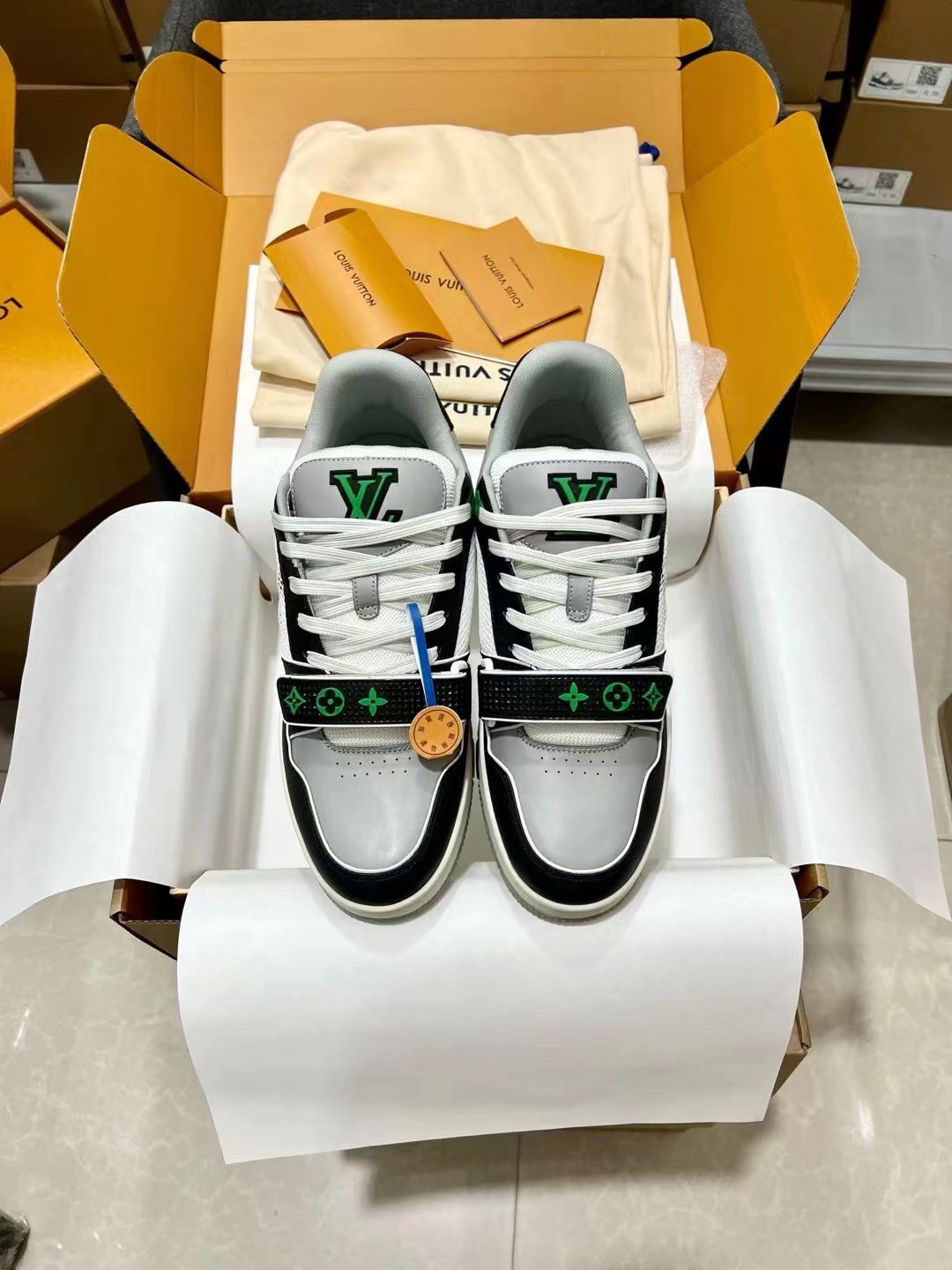 UA L0vis Vvtt0n LV Trainer Monogram strap Black White Green