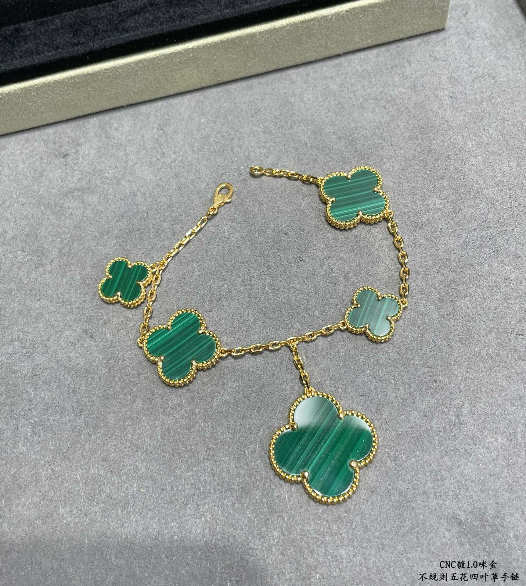 V*n Cl**f & Arpels Natural malachite irregular five-flowered four-leaf clover Bracelet