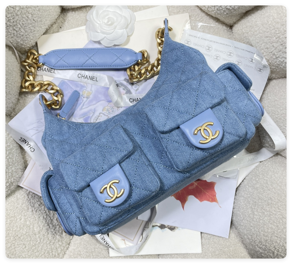 ch**el cruise 2024/25 large hobo bag washed De*1m & gold-tone metal blue 22x 31x 15cm