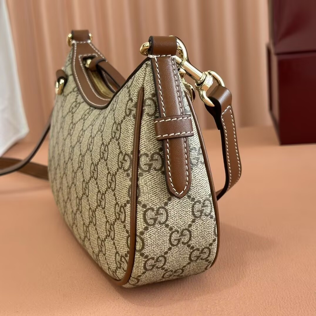 Gvc*1 GG Emblem Small Shoulder Bag 24x16.5x6cm