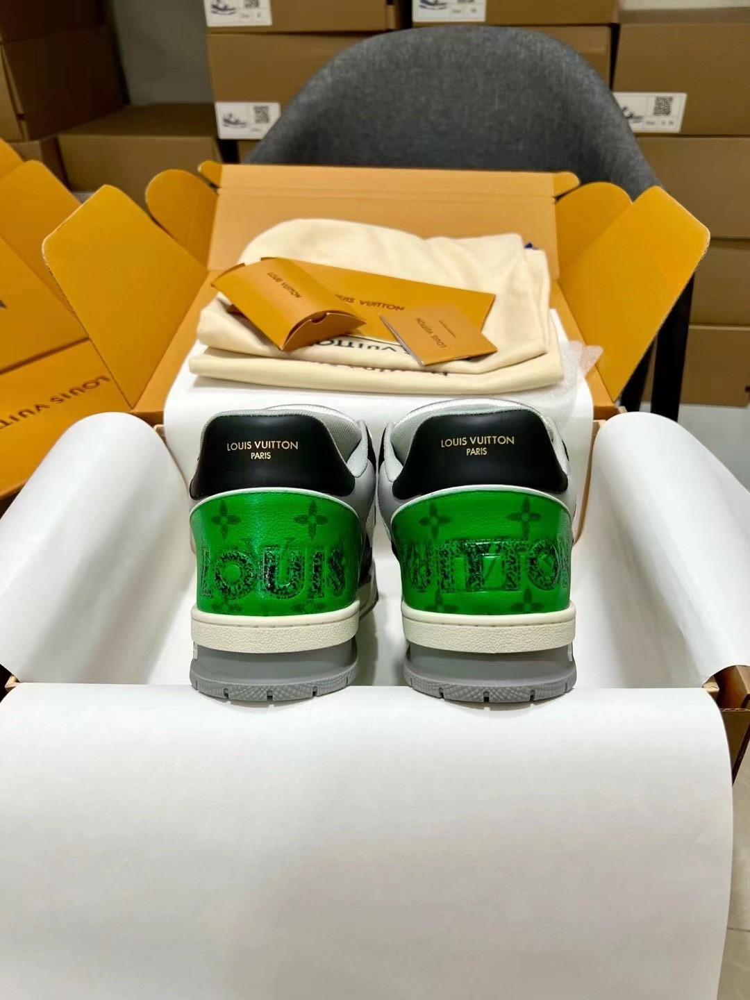 UA L0vis Vvtt0n LV Trainer Monogram strap Black White Green