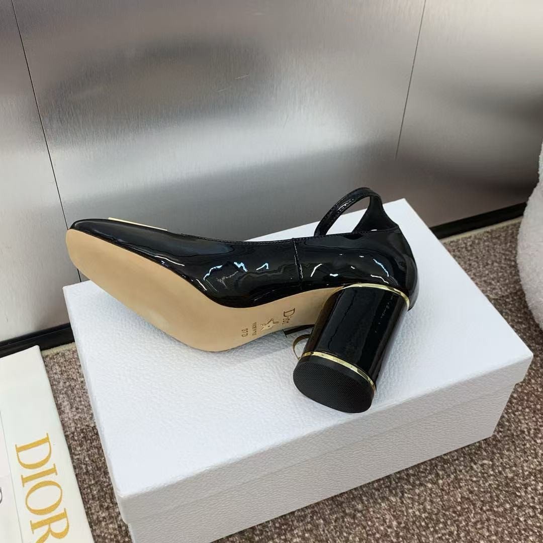 UA D10r Miss D10r Graffiti Pump