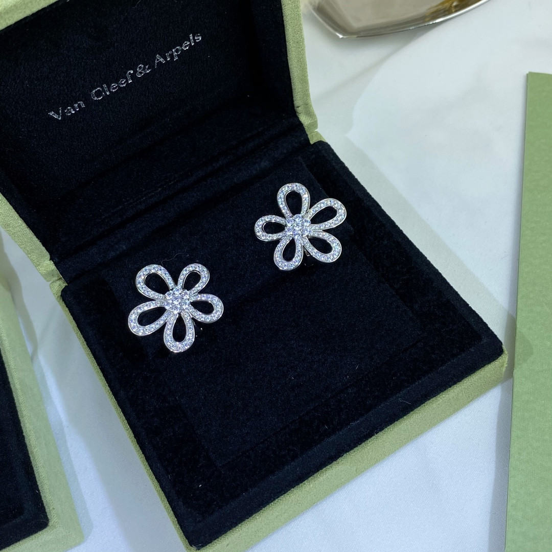 V*n Cl**f & Arpels D1am0nd flower earrings