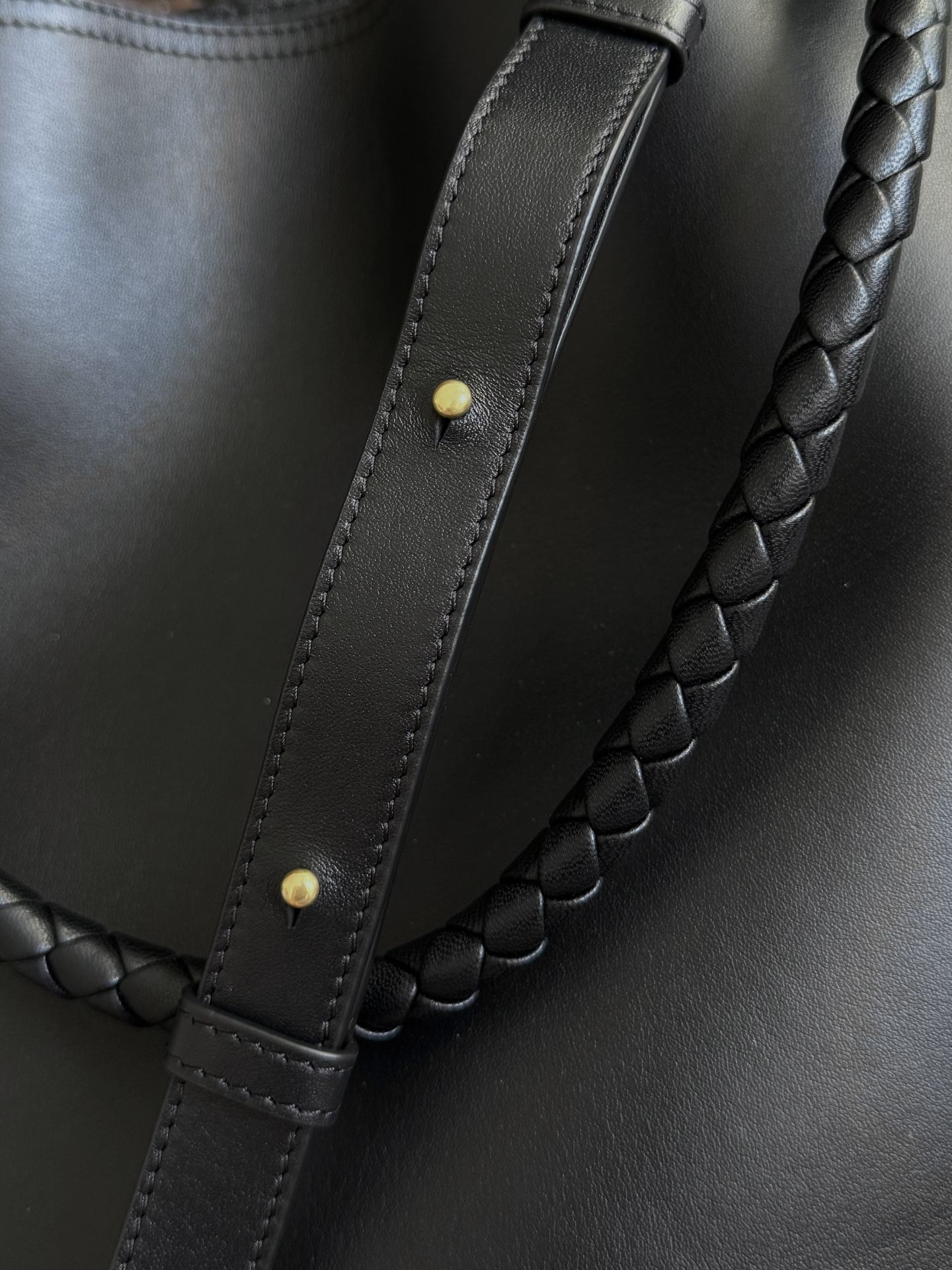 B0tt*ga Ven*ta Andiamo Medium Leather Bucket Bag 34x24x12cm Without Box