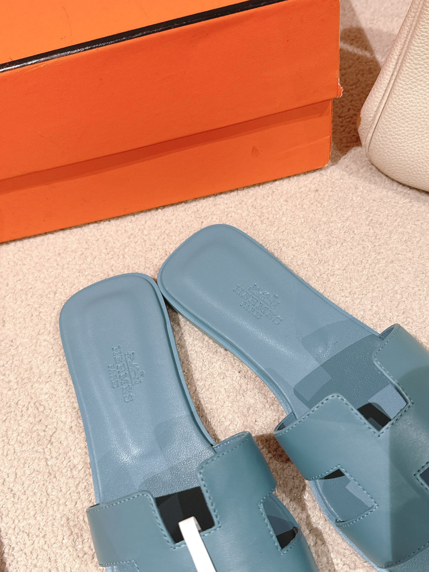 UA H**me5 Oran sandal