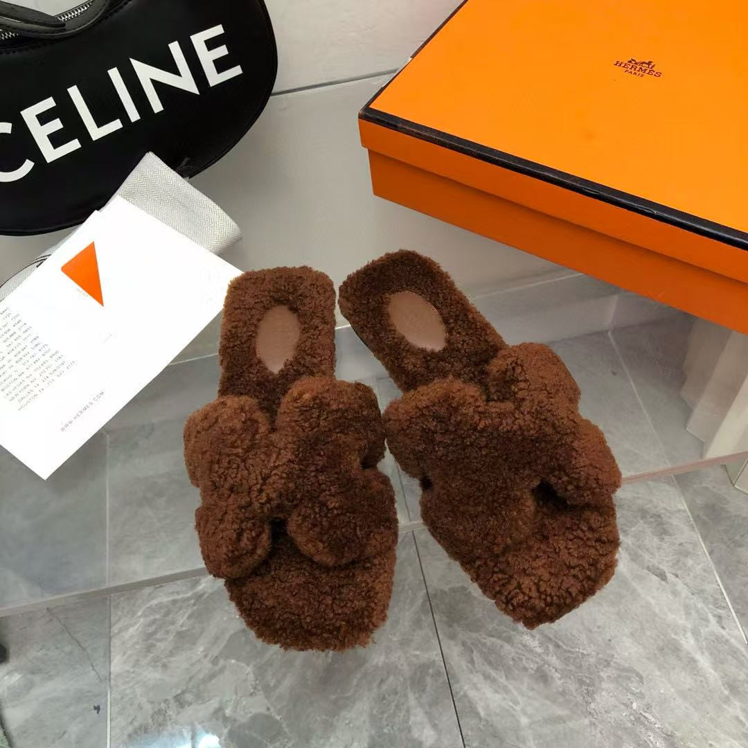 UA H**me5 Oran sandal