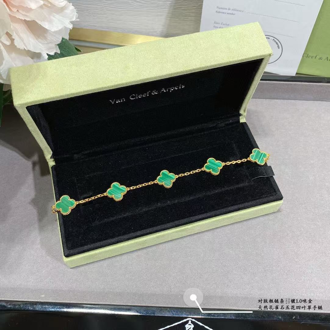 V*n Cl**f & Arpels Natural malachite five-flowered four-leaf clover Bracelet Chain length approx.19cm