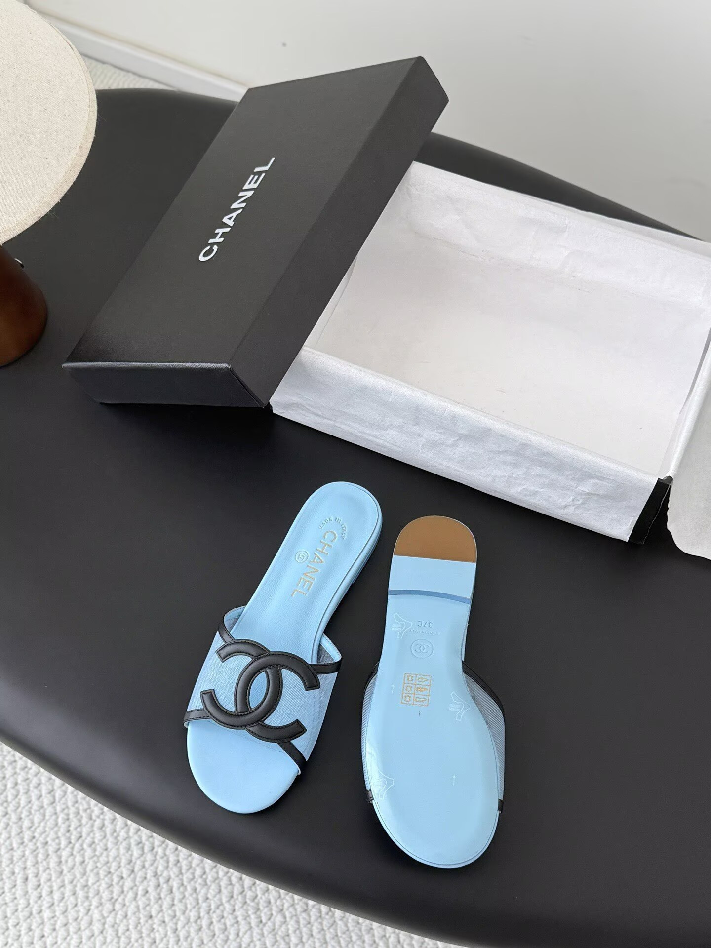 ua Ch**el sandals