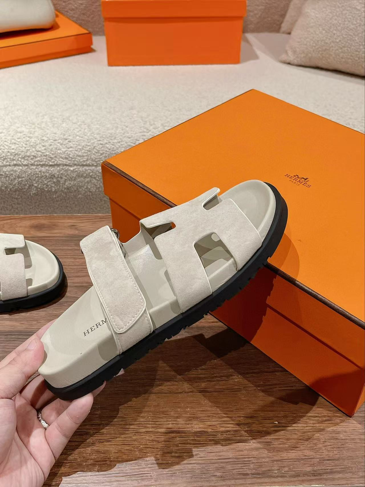 UA H**me5 Chypre Sandal