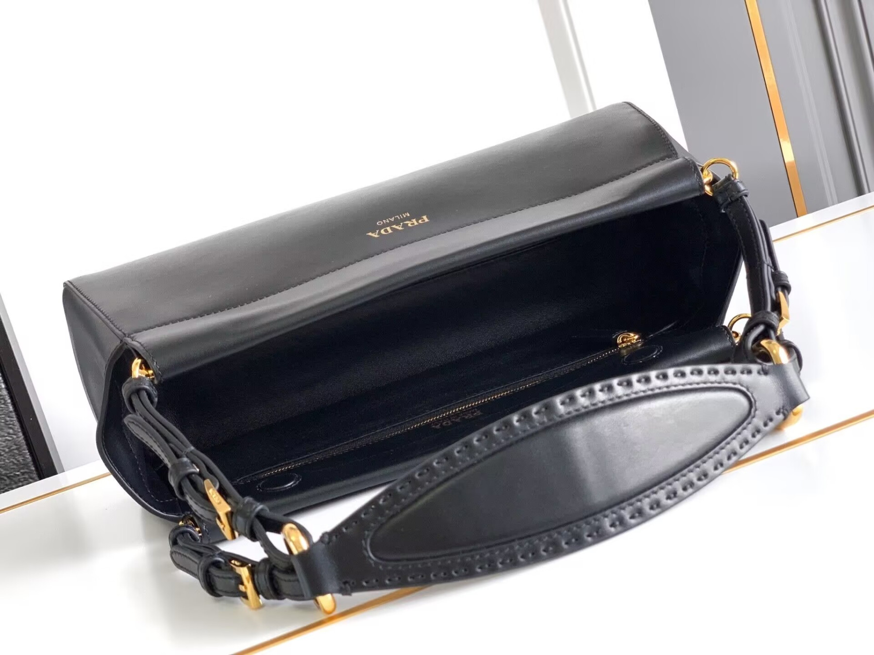 Pra*a Enchaîné Medium Leather Bag 15.5x32.5x11cm