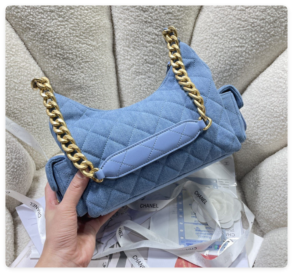 ch**el cruise 2024/25 large hobo bag washed De*1m & gold-tone metal blue 22x 31x 15cm