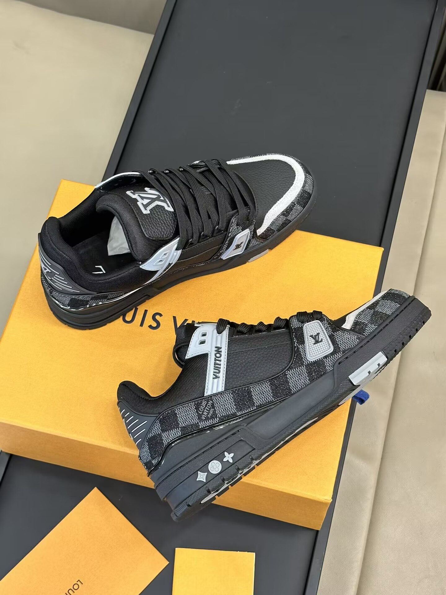 UA LV TRAINER SNEAKER