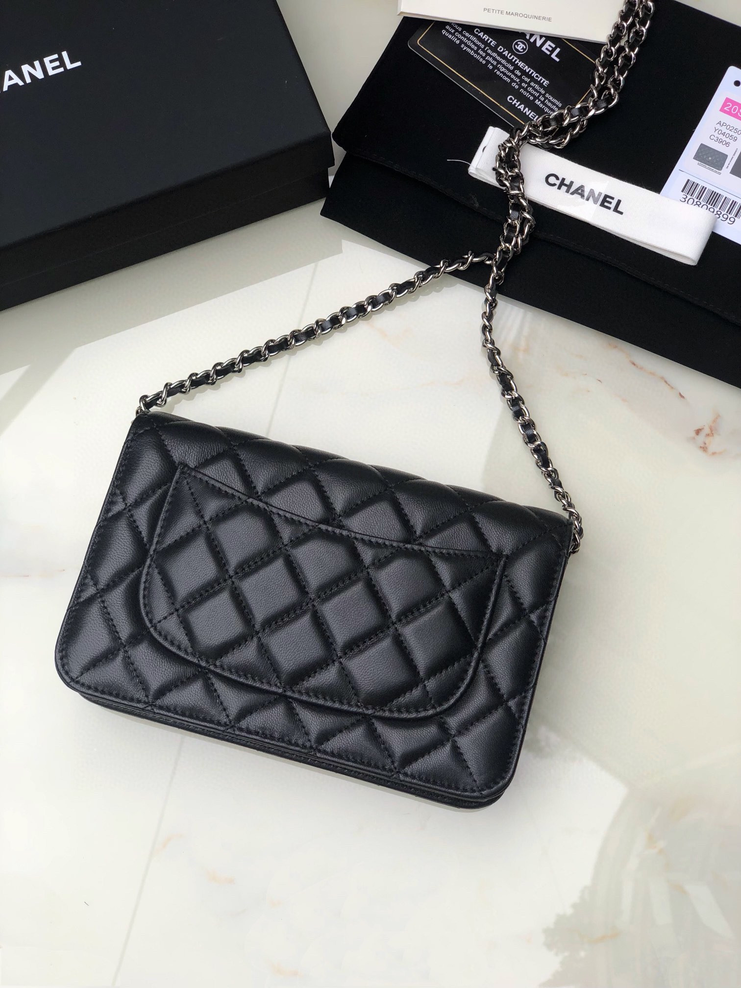 Ch**el CLASSIC WALLET ON CHAIN 4.8 × 7.5 × 1.4 in