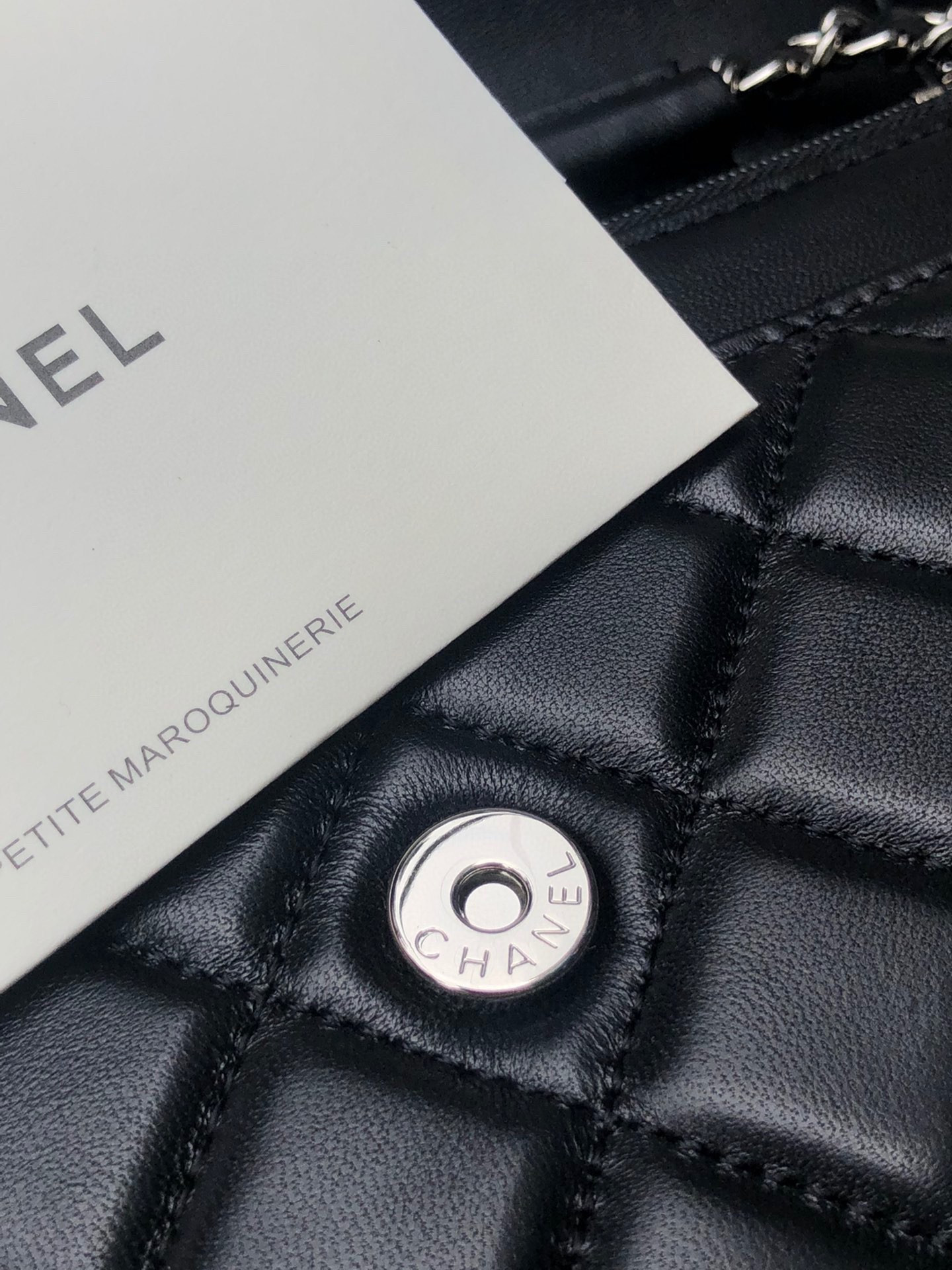 Ch**el CLASSIC WALLET ON CHAIN 4.8 × 7.5 × 1.4 in