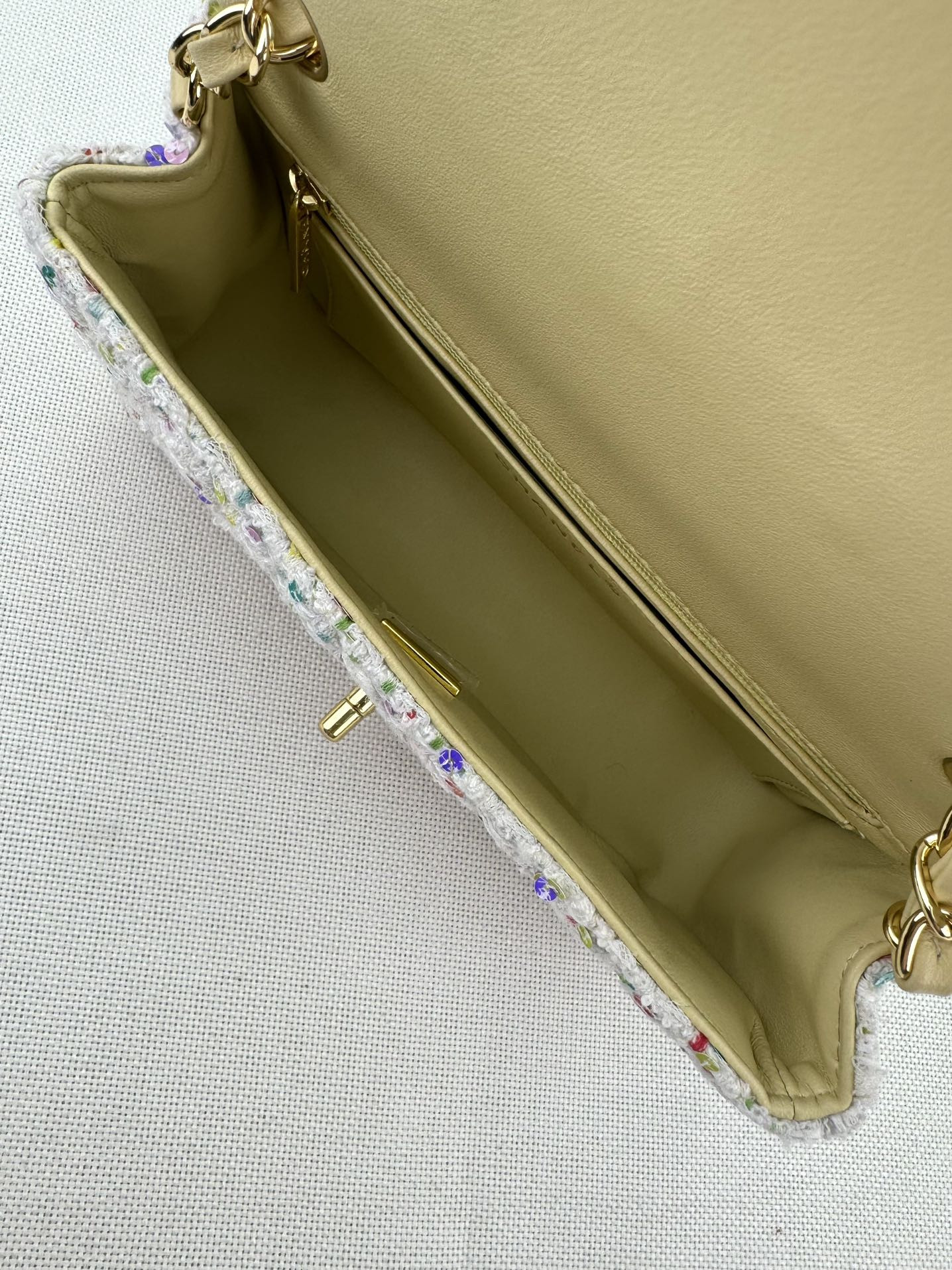 Ch**el MINI CLASSIC 11.12 HANDBAG 20 12 × 20 × 6 cm