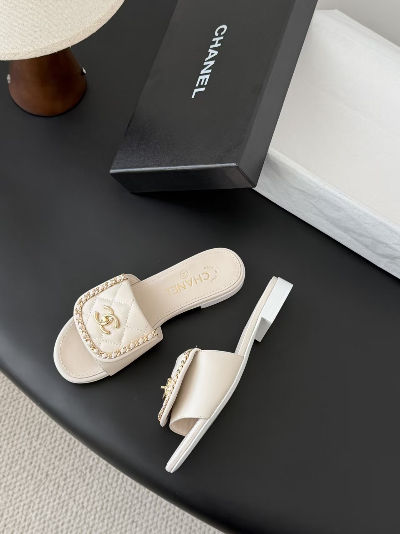 ua Ch**el slippers