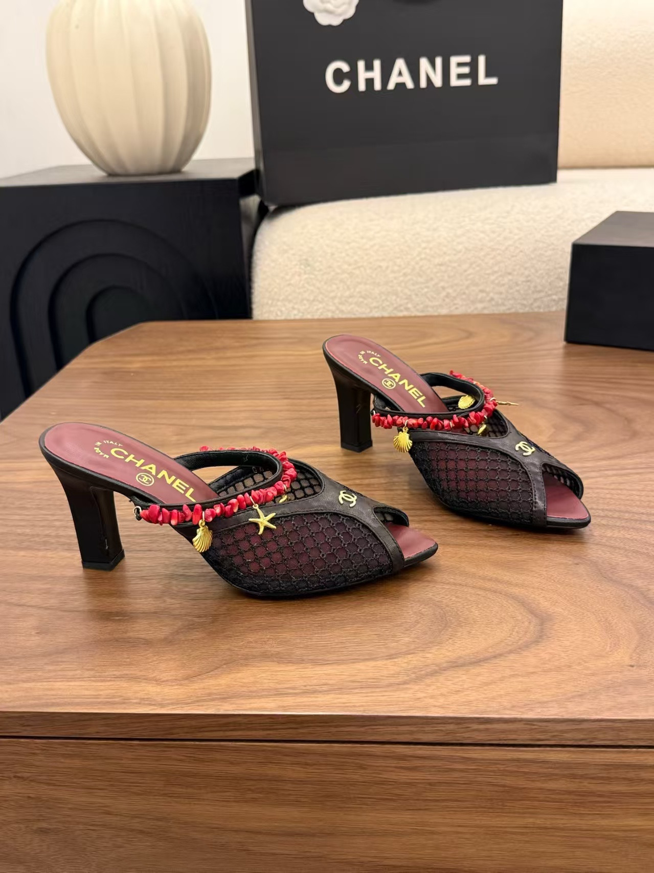 ua Ch**el sandals