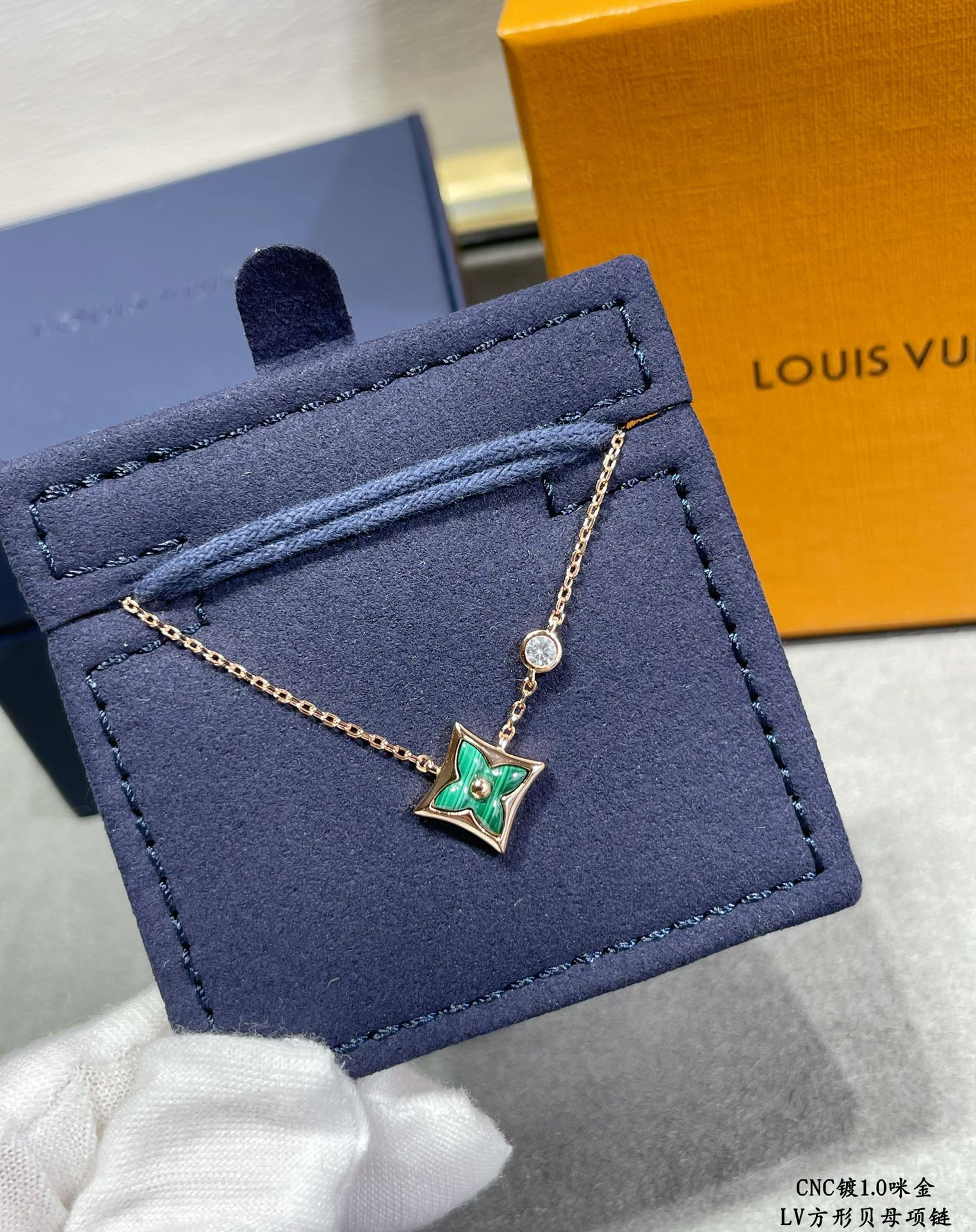 L0vis Vvtt0n Square Mother-of-Pearl Necklace