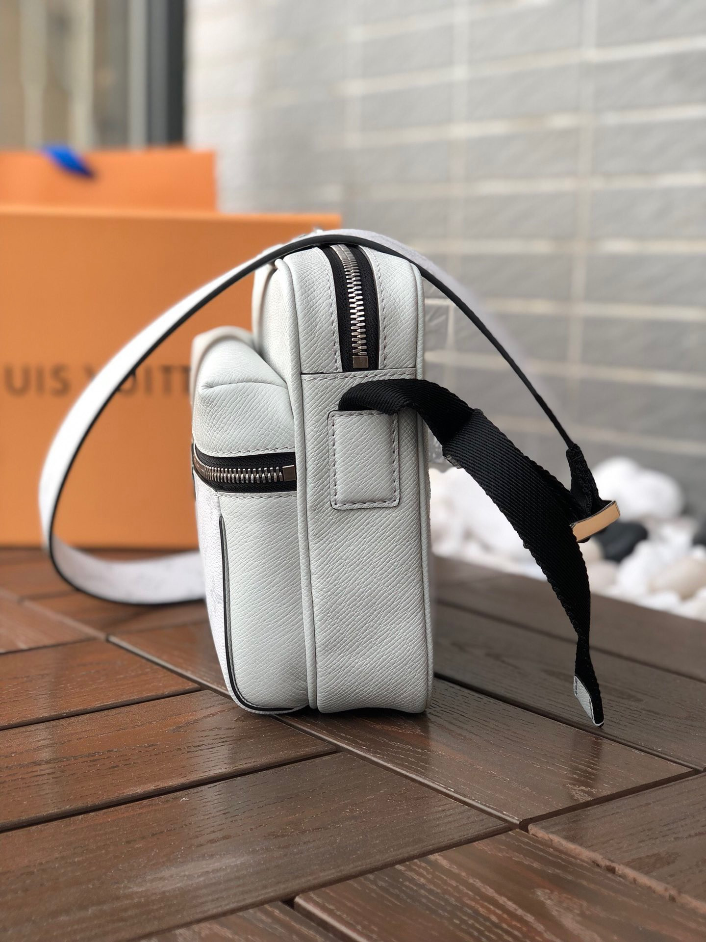 LV OUTDOOR MESSENGER M30243