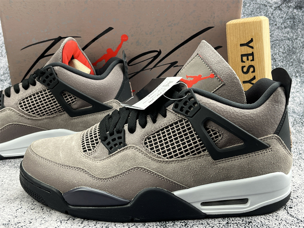 UA AIR JORDAN 4 RETRO 