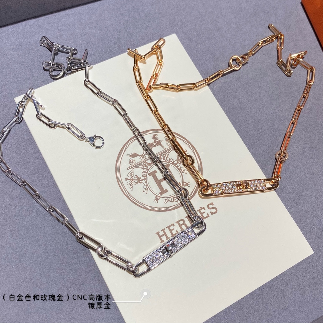 H**me5 belt button Necklace