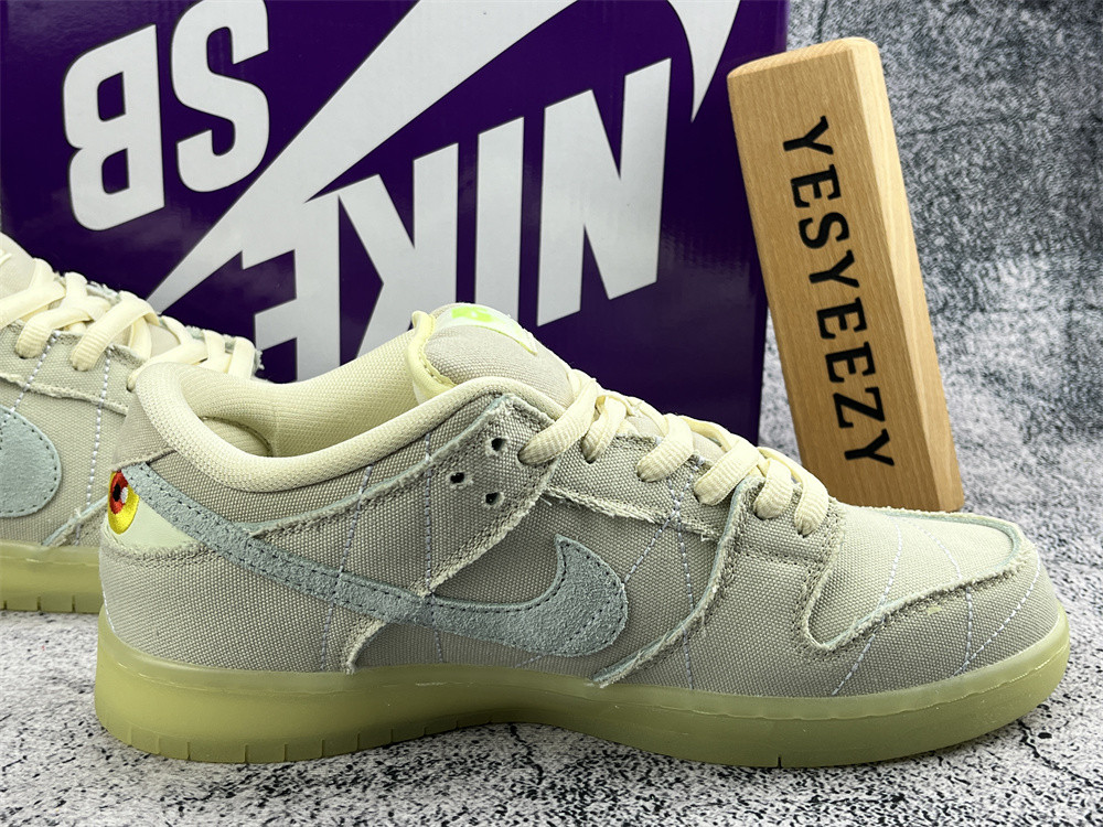 UA NIKE SB DUNK LOW MUMMY
