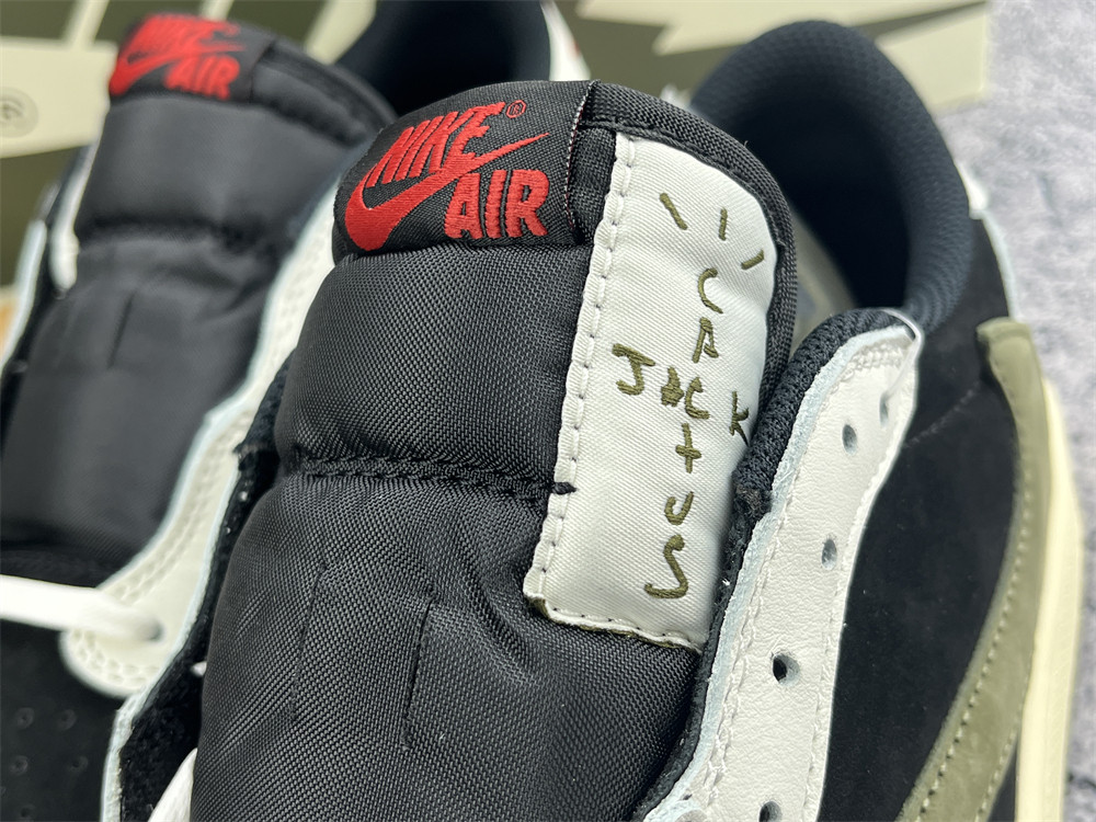 UA TRAVIS SCOTT X WMNS AIR JORDAN 1 LOW OG