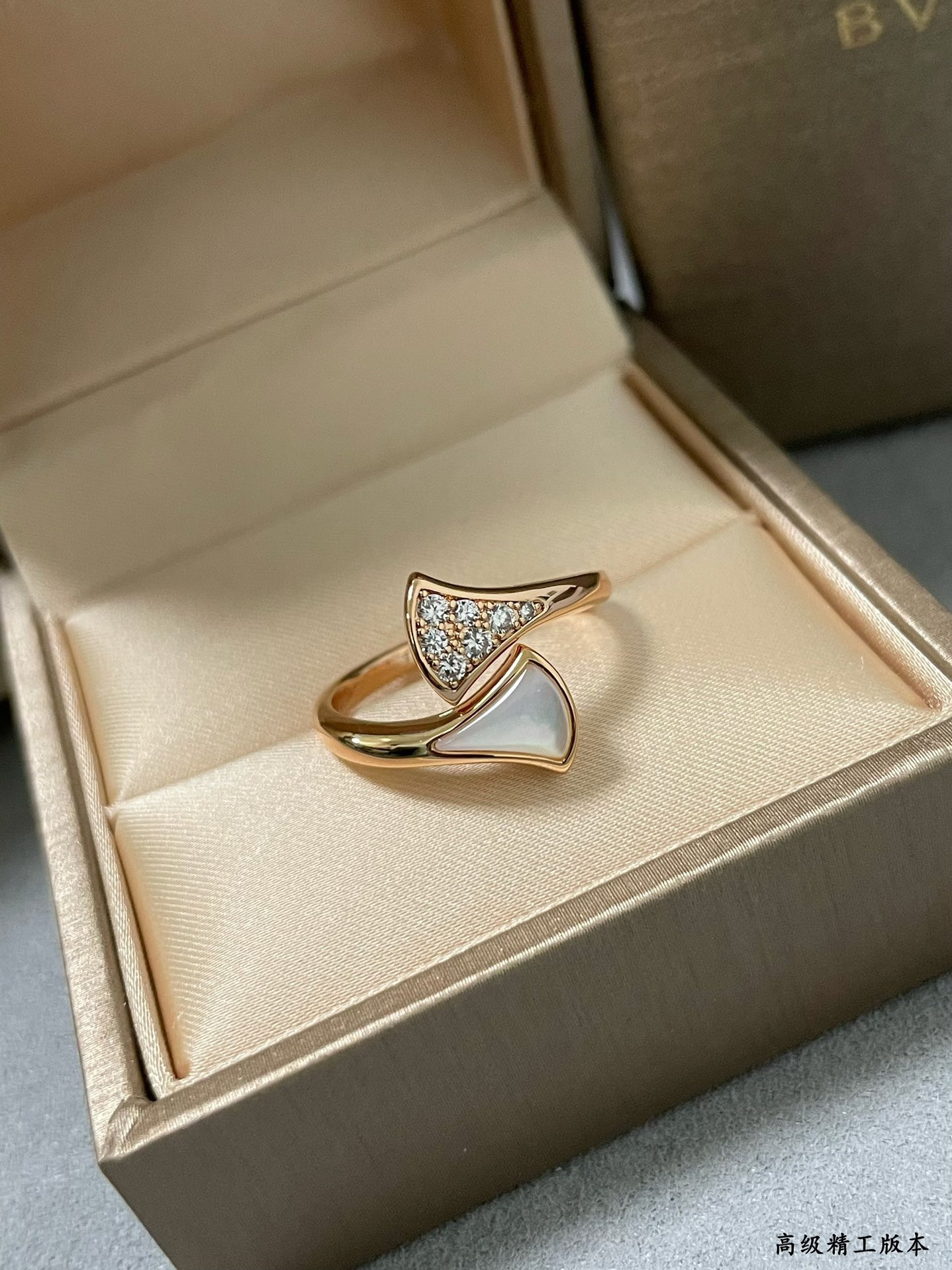 Bv1g*ai White mother-of-pearl scalloped skirt Ring