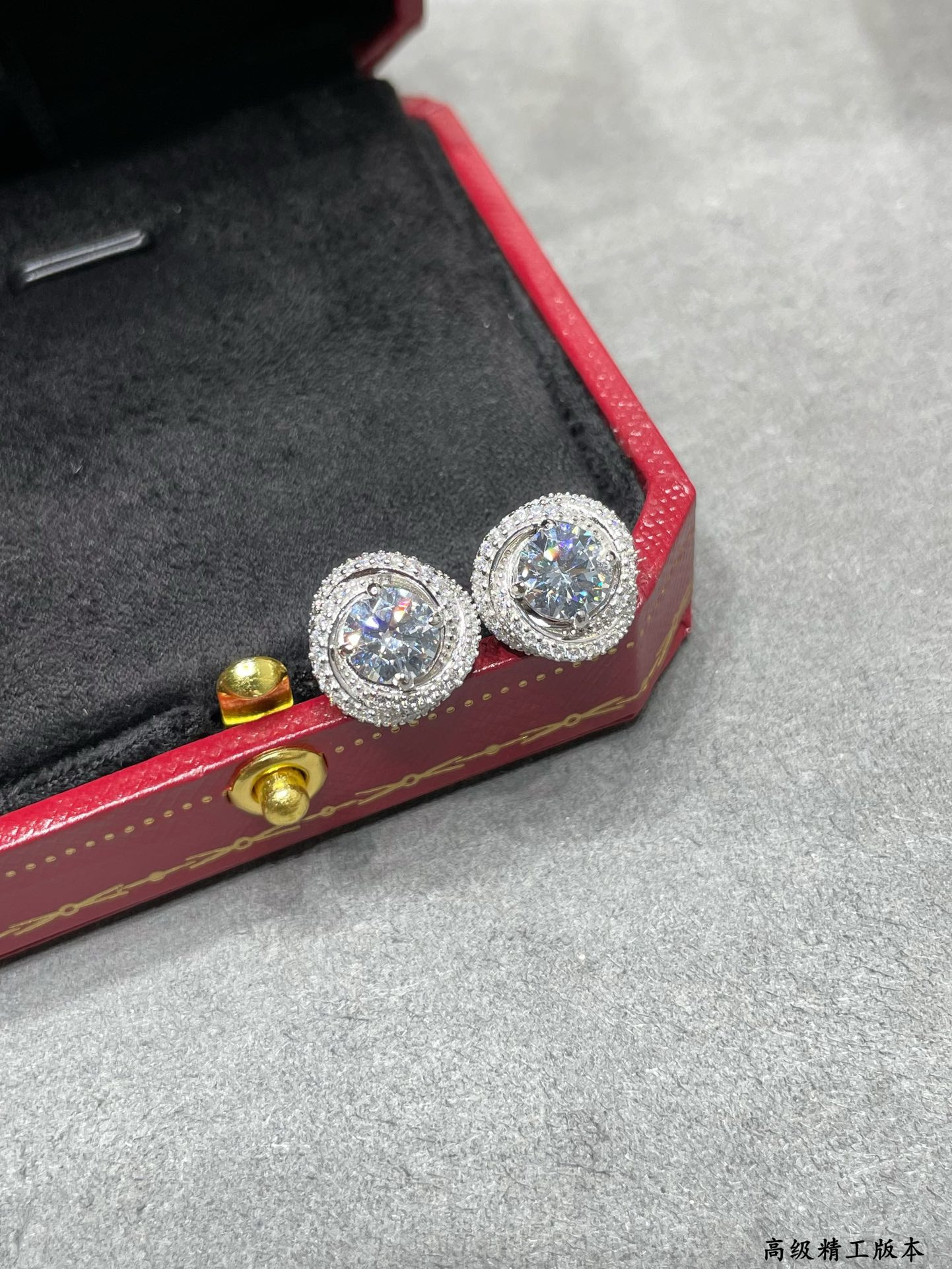 Ca*t1er Twist stud Earrings