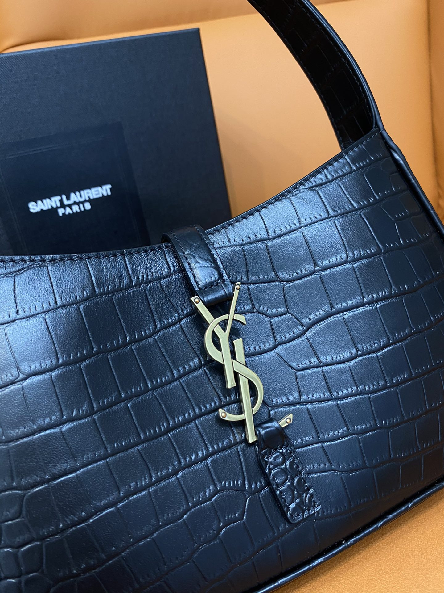 Y51 LE 5 À 7 IN CROCODILE-EMBOSSED SHINY LEATHER NOIR 23 X 16 X 6.5 CM